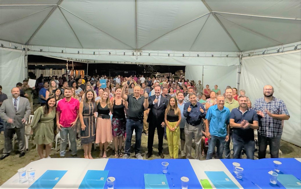 Prefeitura realiza entrega oficial de títulos de regularização fundiária à moradores de Campina Grande do Sul 